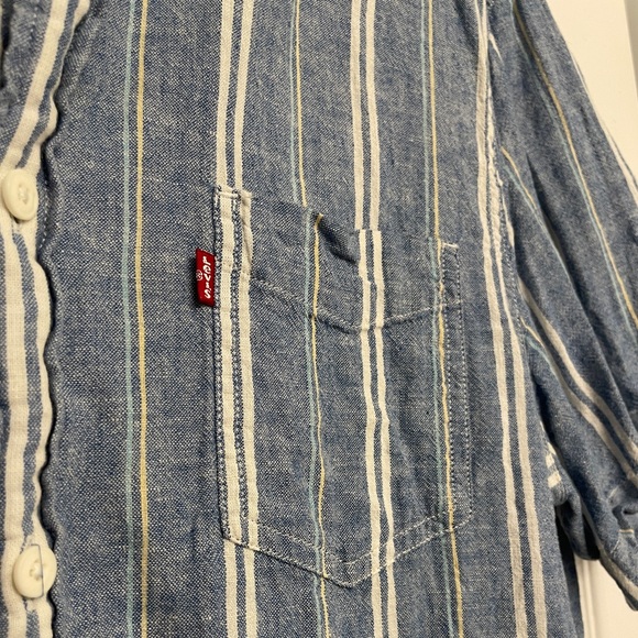 Levi’s Short Sleeve Button Up - Picture 4 of 4